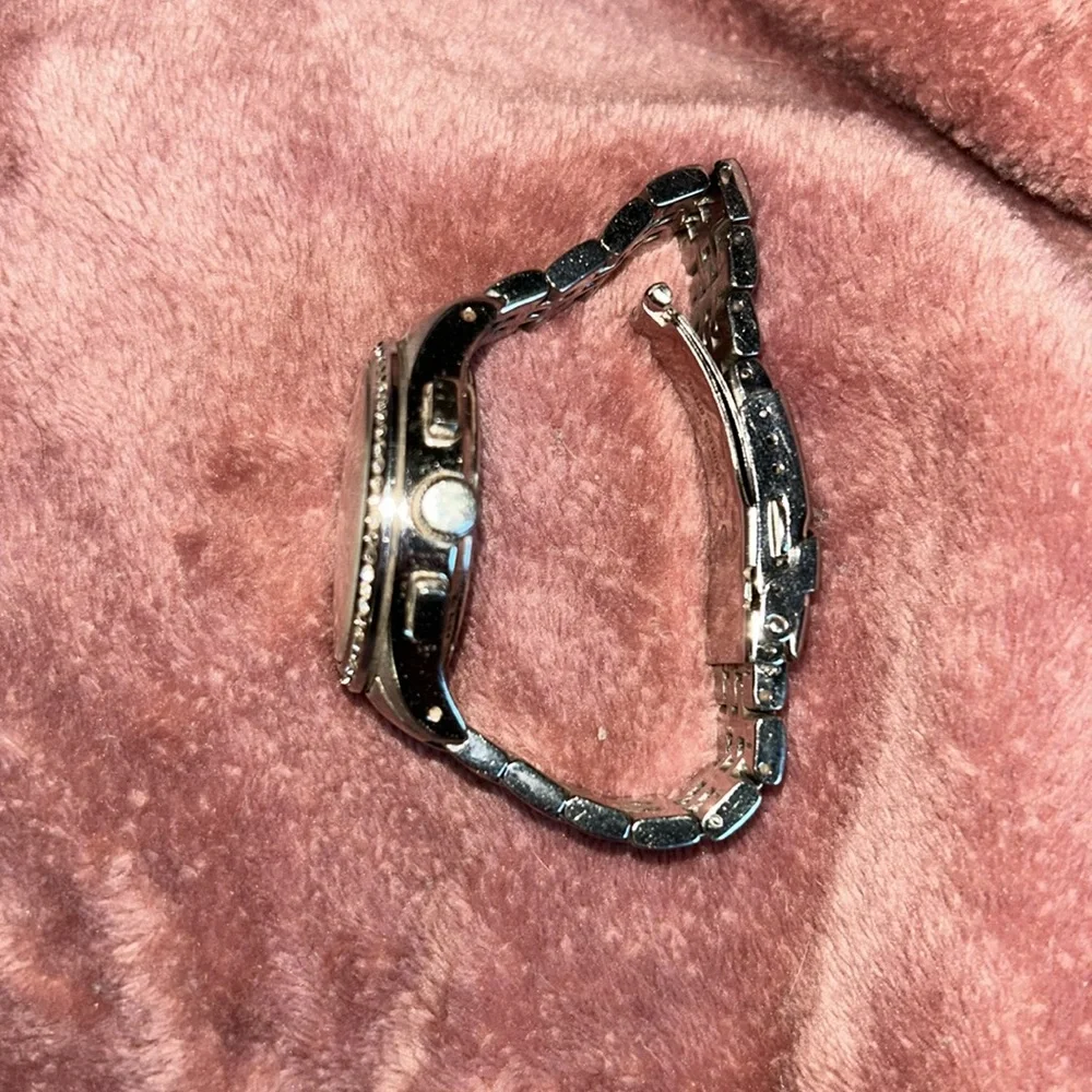 Michael Kors watch, in great construction, needs new batteries. - Picture 6 of 14